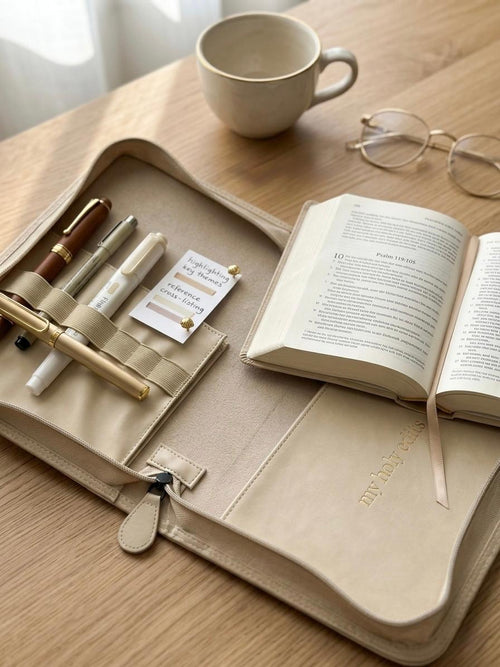 Bibelhülle handgearbeitet aus Kunstleder in beige